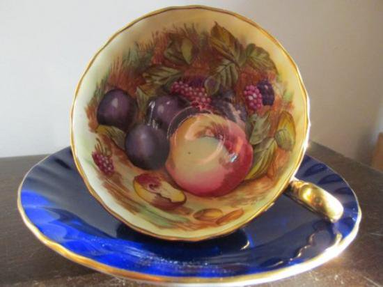 ０２７　エインズレイ　ティーカップ&ソーサー(果物の絵柄　コバルトブルー)