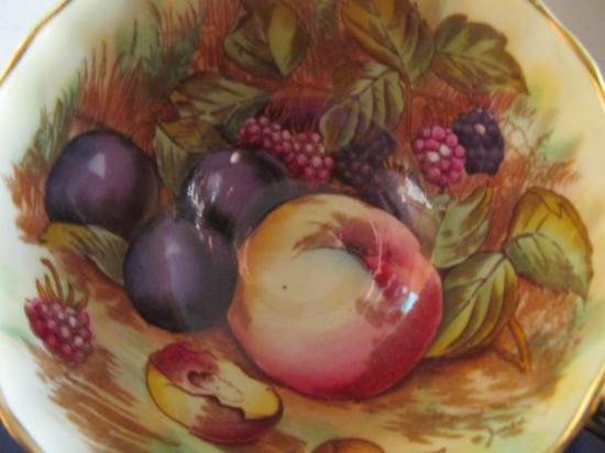 ０２７　エインズレイ　ティーカップ&ソーサー(果物の絵柄　コバルトブルー)