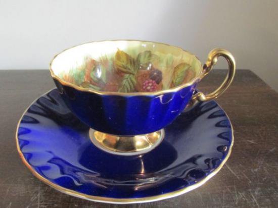 ０２７　エインズレイ　ティーカップ&ソーサー(果物の絵柄　コバルトブルー)