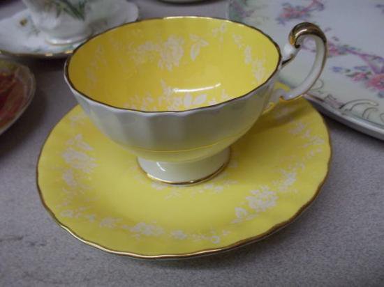 ０２８　エンズレイ　ボーンチャイナ　イエロー＆エナメルホワイト　ローズティーカップ＆ソーサー