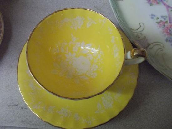 ０２８　エンズレイ　ボーンチャイナ　イエロー＆エナメルホワイト　ローズティーカップ＆ソーサー