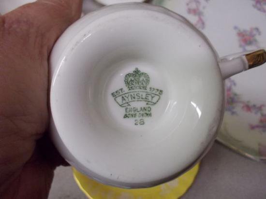 ０２８　エンズレイ　ボーンチャイナ　イエロー＆エナメルホワイト　ローズティーカップ＆ソーサー