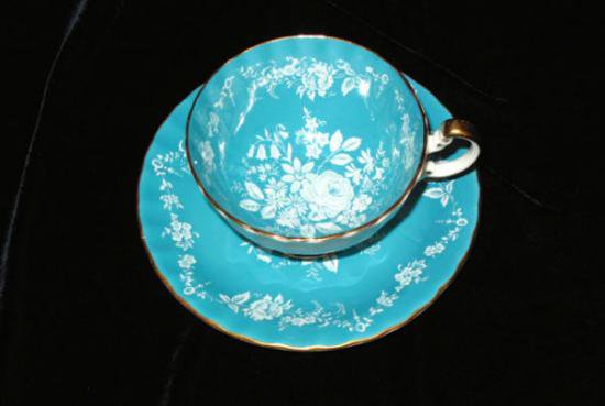 ０２９　エインズレイ　ティーカップ&ソーサー(ブルーに白い花の絵柄)