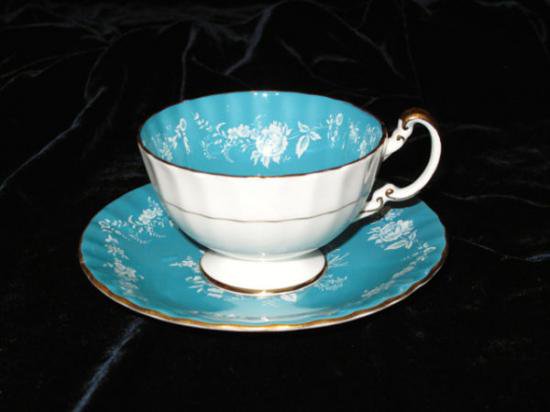 ０２９　エインズレイ　ティーカップ&ソーサー(ブルーに白い花の絵柄)