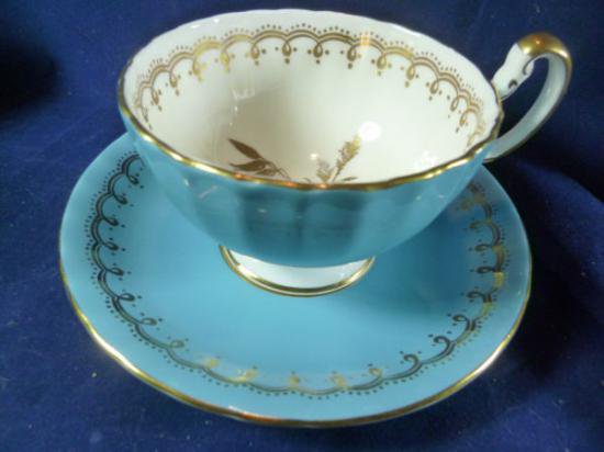 ０３０　エインズレイ　オーバンティーカップ&ソーサー(水色にゴールドの縁取り＆花柄)