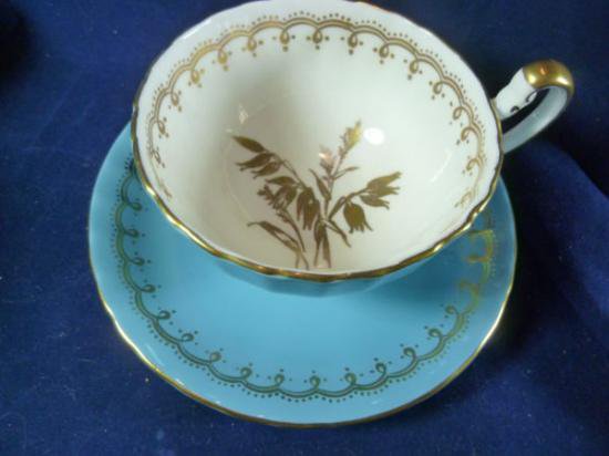 ０３０　エインズレイ　オーバンティーカップ&ソーサー(水色にゴールドの縁取り＆花柄)