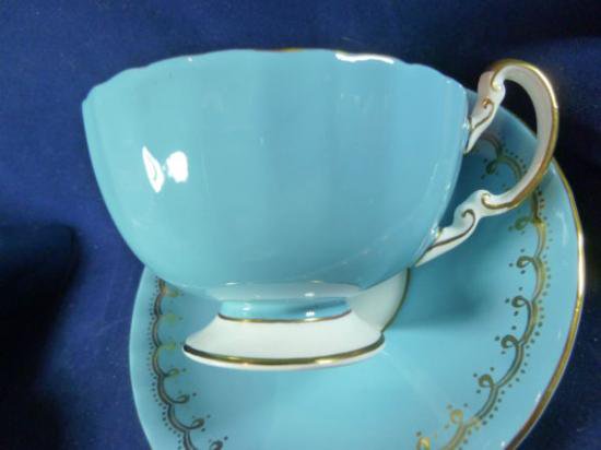 ０３０　エインズレイ　オーバンティーカップ&ソーサー(水色にゴールドの縁取り＆花柄)