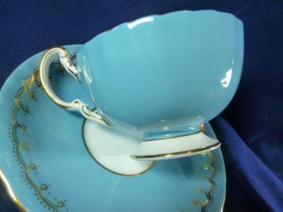 ０３０　エインズレイ　オーバンティーカップ&ソーサー(水色にゴールドの縁取り＆花柄)