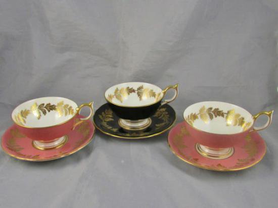 ０３２　エインズレイ　ティーカップ&ソーサー　3点(ピンクとブラック、ゴールドの縁取り)