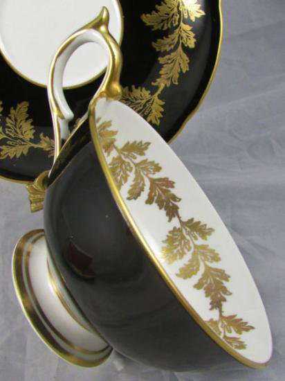 ０３２　エインズレイ　ティーカップ&ソーサー　3点(ピンクとブラック、ゴールドの縁取り)