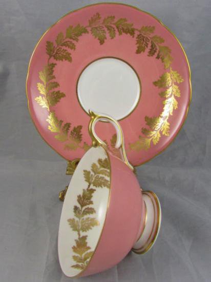 ０３２　エインズレイ　ティーカップ&ソーサー　3点(ピンクとブラック、ゴールドの縁取り)