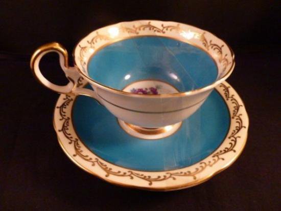 ０３３　エインズレイ　ティーカップ&ソーサー(青色とゴールド、バラの絵柄）