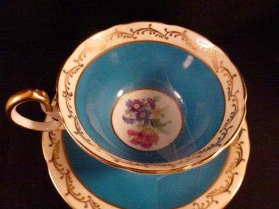 ０３３　エインズレイ　ティーカップ&ソーサー(青色とゴールド、バラの絵柄）