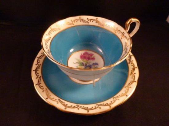 ０３３　エインズレイ　ティーカップ&ソーサー(青色とゴールド、バラの絵柄）