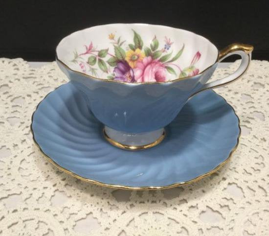 ０３８　エインズレイ　ティーカップ&ソーサー(青色に花柄)