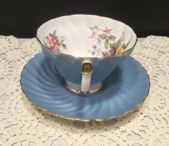 ０３８　エインズレイ　ティーカップ&ソーサー(青色に花柄)