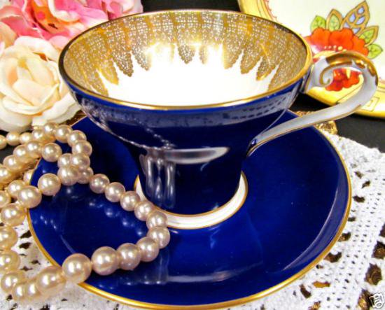 ０３９　エインズレイ　コルセット型ティーカップ&ソーサー(コバルトブルー＆ゴールドのレース柄)