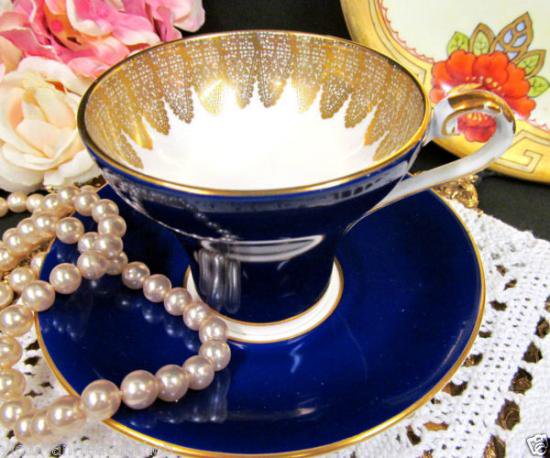 ０３９　エインズレイ　コルセット型ティーカップ&ソーサー(コバルトブルー＆ゴールドのレース柄)
