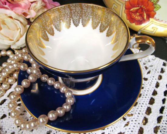 ０３９　エインズレイ　コルセット型ティーカップ&ソーサー(コバルトブルー＆ゴールドのレース柄)