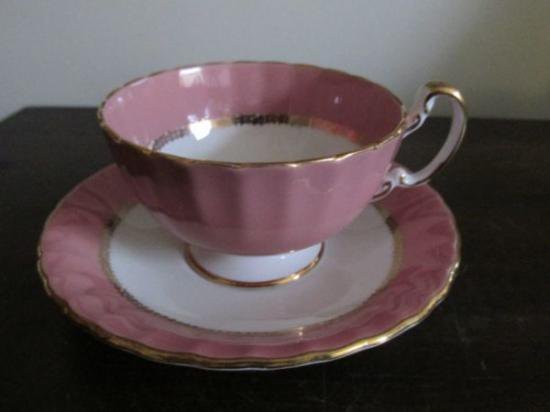 ０４３　エインズレイ　ティーカップ&ソーサー(果物の絵柄　ピンク)