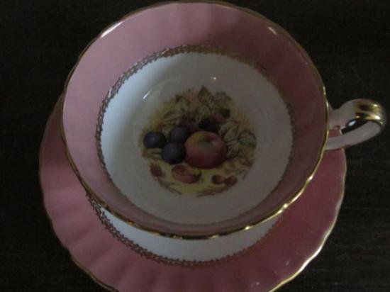 ０４３　エインズレイ　ティーカップ&ソーサー(果物の絵柄　ピンク)