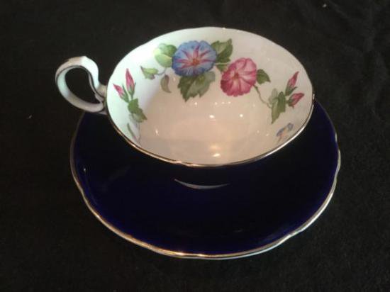 ０４６　エインズレイ　ティーカップ&ソーサー　(コバルトブルー＆花柄)