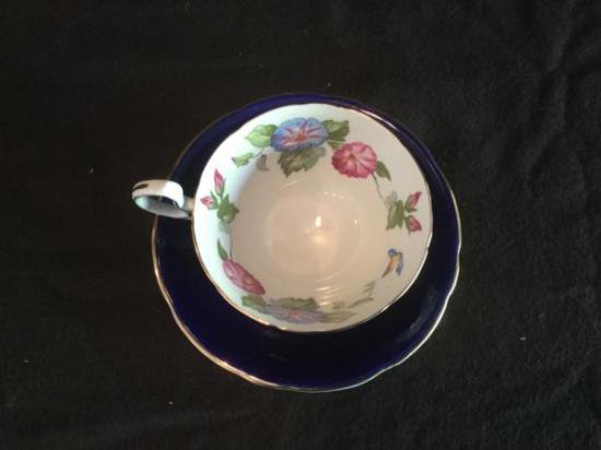 ０４６　エインズレイ　ティーカップ&ソーサー　(コバルトブルー＆花柄)