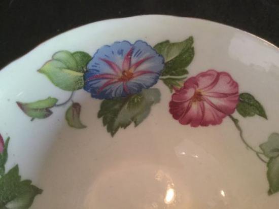 ０４６　エインズレイ　ティーカップ&ソーサー　(コバルトブルー＆花柄)