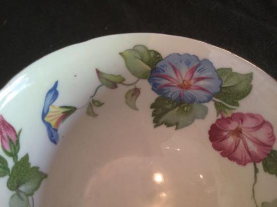 ０４６　エインズレイ　ティーカップ&ソーサー　(コバルトブルー＆花柄)