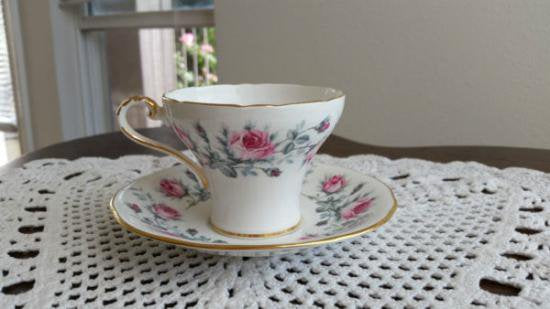 ０５５　エインズレイ　カップ&ソーサー　(ピンクローズの花柄)