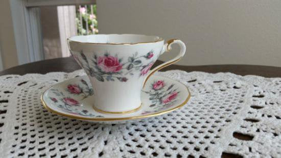 ０５５　エインズレイ　カップ&ソーサー　(ピンクローズの花柄)