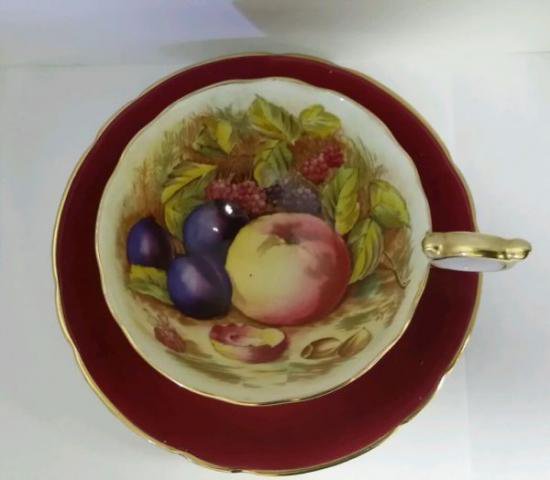 ０６３　エインズレイ　カップ＆ソーサー　果樹園　（バーガンディー）