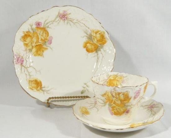 ０６５　エインズレイ　カップ＆ソーサー＆サイドプレートの3点セット　（ピンク＆イエローのバラ模様）