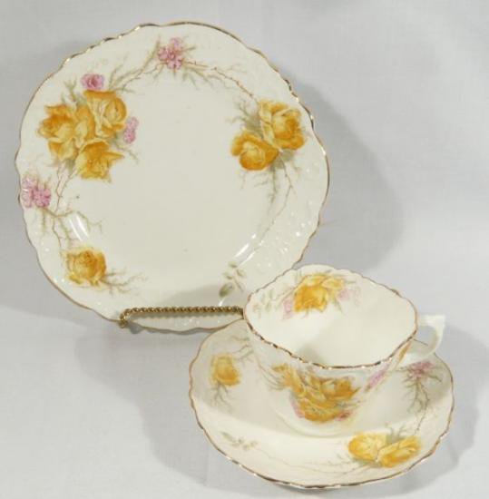 ０６５　エインズレイ　カップ＆ソーサー＆サイドプレートの3点セット　（ピンク＆イエローのバラ模様）