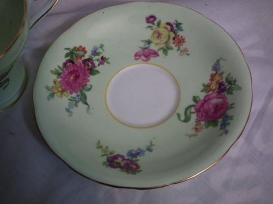 ０６６　エインズレイ　カップ＆ソーサー　花束　（ライトグリーン）