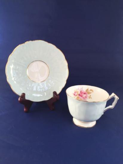 ０６７　エインズレイ　カップ＆ソーサー　ピンクローズ　（ライトグリーン）