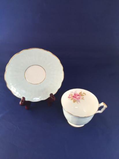 ０６７　エインズレイ　カップ＆ソーサー　ピンクローズ　（ライトグリーン）