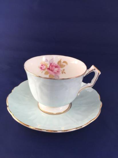 ０６７　エインズレイ　カップ＆ソーサー　ピンクローズ　（ライトグリーン）