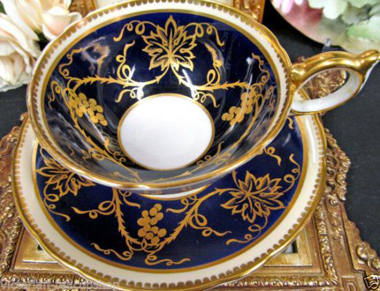 ０７１　エインズレイ　カップ＆ソーサー　グレープ柄／アテネ・シェイプ　（コバルトブルー＆ゴールド）