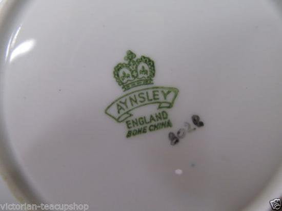 ０７１　エインズレイ　カップ＆ソーサー　グレープ柄／アテネ・シェイプ　（コバルトブルー＆ゴールド）