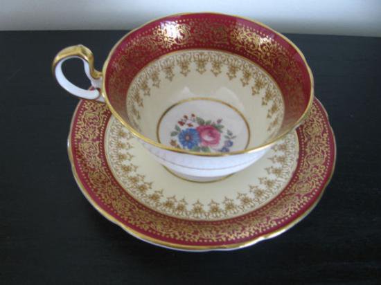 ０７４　エインズレイ　カップ＆ソーサー　（ルビーゴールド×ピンク＆ブルーフラワープリント）