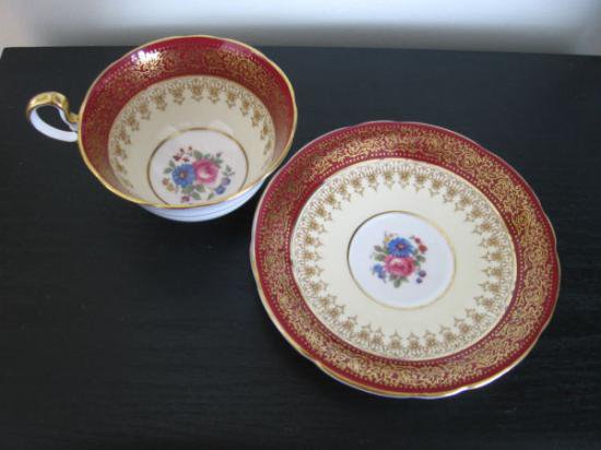 ０７４　エインズレイ　カップ＆ソーサー　（ルビーゴールド×ピンク＆ブルーフラワープリント）