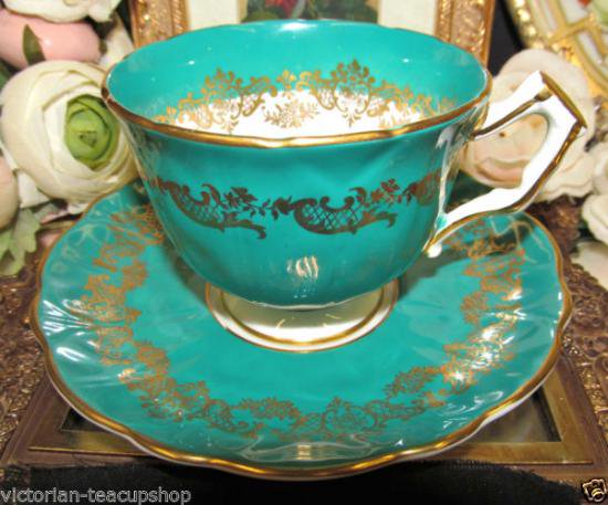 ０８１　エインズレイ　カップ＆ソーサー　ビーコック　（グリーン＆ゴールド）