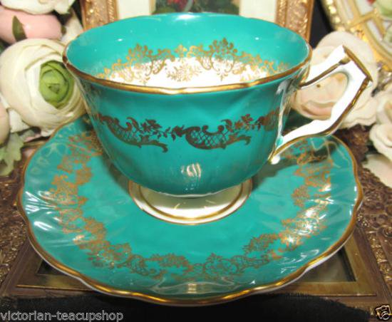 ０８１　エインズレイ　カップ＆ソーサー　ビーコック　（グリーン＆ゴールド）