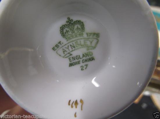 ０８１　エインズレイ　カップ＆ソーサー　ビーコック　（グリーン＆ゴールド）