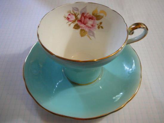 ０８２　エインズレイ　カップ＆ソーサー　ローズ柄　（ターコイズブルー）