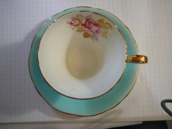 ０８２　エインズレイ　カップ＆ソーサー　ローズ柄　（ターコイズブルー）