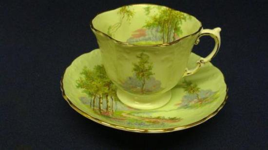 ０８４　エインズレイ　カップ＆ソーサー　ウッドランド　（グリーン＆ゴールド）