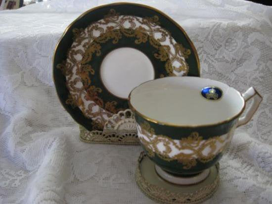 ０８７　エインズレイ　カップ＆ソーサー　（ダークグリーン＆ゴールド）