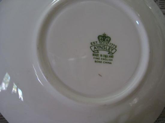 ０８７　エインズレイ　カップ＆ソーサー　（ダークグリーン＆ゴールド）